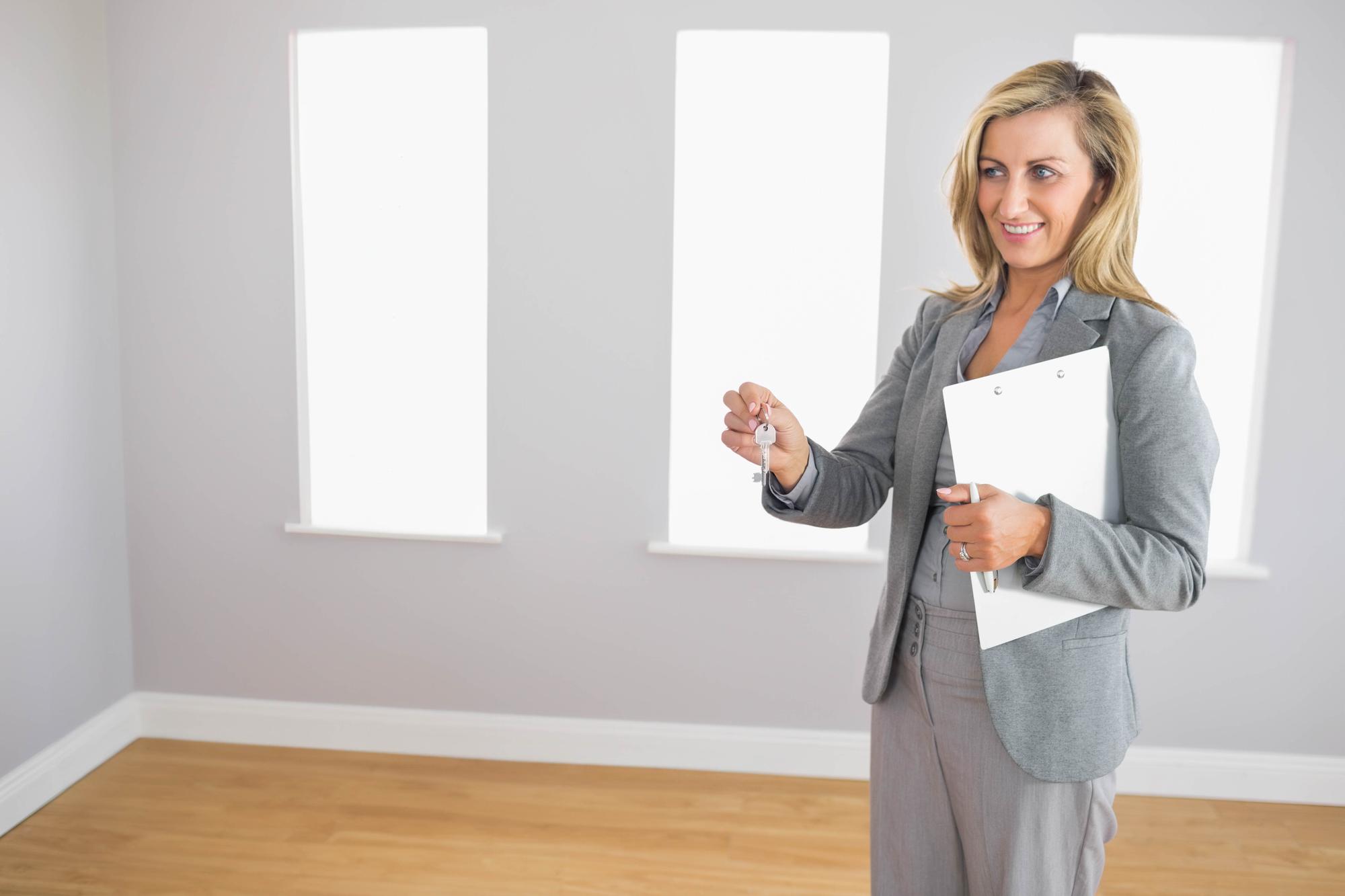 Agent imobiliar prezentând dosare clientului